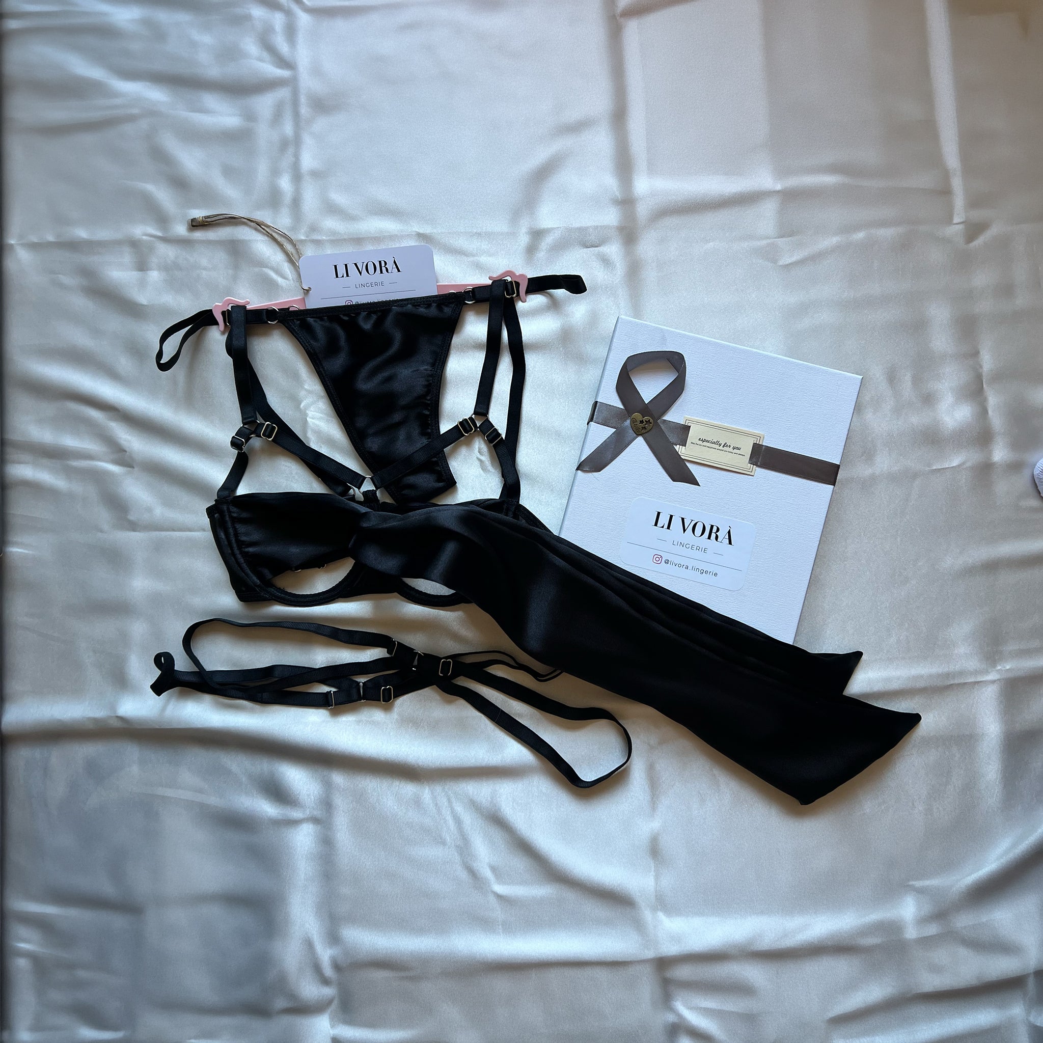 Siyah Fiyonk Detaylı Sütyen & Jartiyer Set