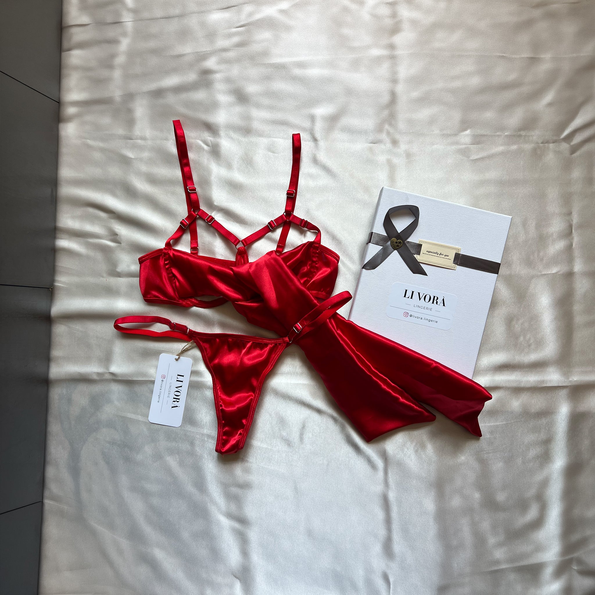 Kırmızı Fiyonk Detaylı Sütyen & Jartiyer Set