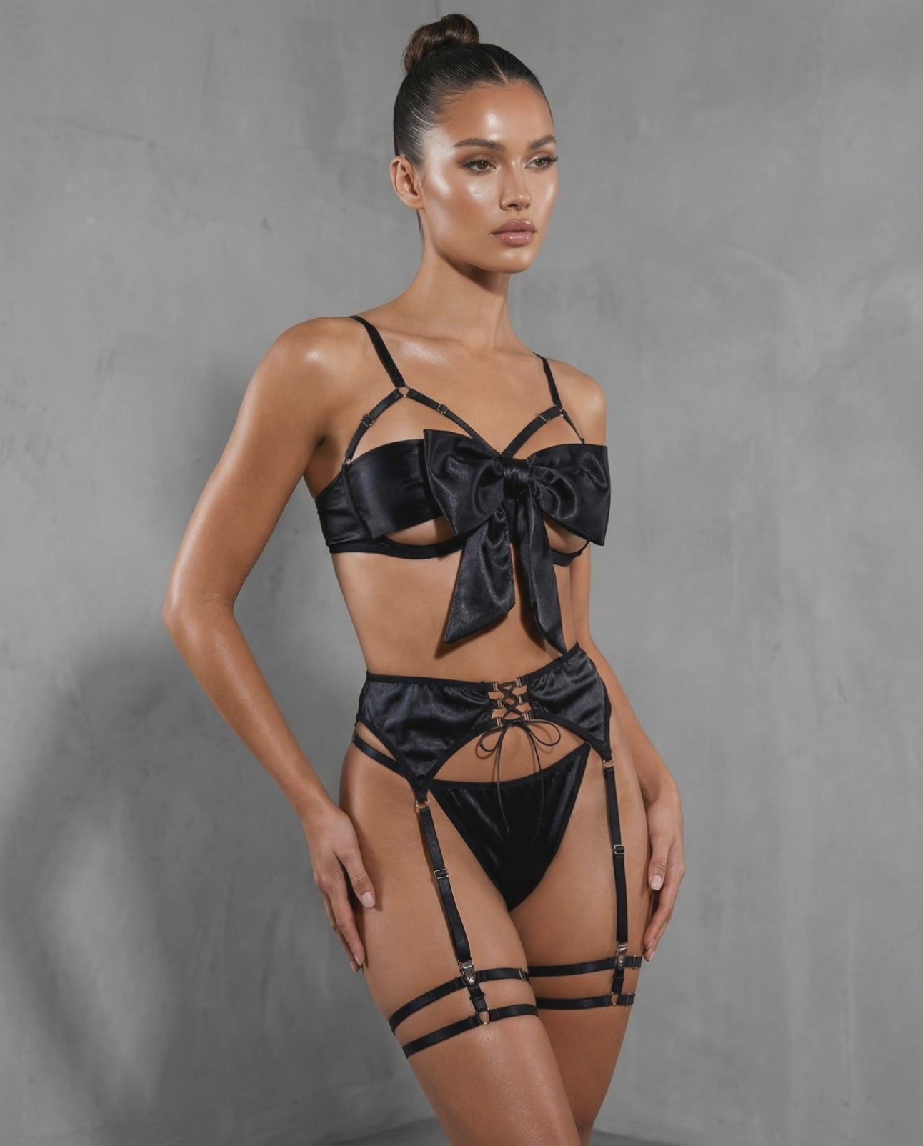 Siyah Fiyonk Detaylı Sütyen & Jartiyer Set